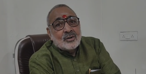 केंद्रीय मंत्री गिरिराज सिंह गुनगुनाते नजर&hellip;