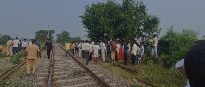 रेल ट्रैक पर युवक का&hellip;