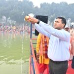 बेगूसराय-खगड़िया रेंज के डीआईजी आशीष भारती ने भगवान भास्कर को अर्घ्य अर्पित कर क्षेत्र की सुख-समृद्धि की कामना की