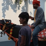 कटिहार में भैंस पर सवार होकर पहुंचे युवा किसान आनंद, कहा – “हमारी पहचान हमारे पशु से है”