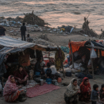 गंगा का कटाव: घर, जमीन और भविष्य सब निगल गई नदी; मुंगेर के कुतलूपुर में सैकड़ों परिवार बेघर, ठंड में खुले आसमान तले गुजर-बसर