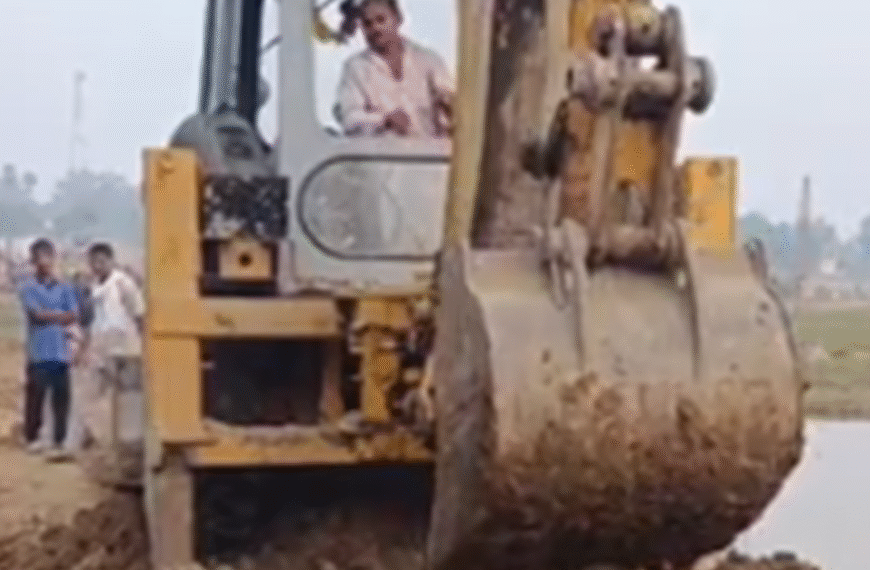 किउल नदी पर जुगाड़ पुल फिर से शुरू: स्थानीय लोगों की मेहनत से लखीसराय में दोबारा बहाल हुई आवाजाही