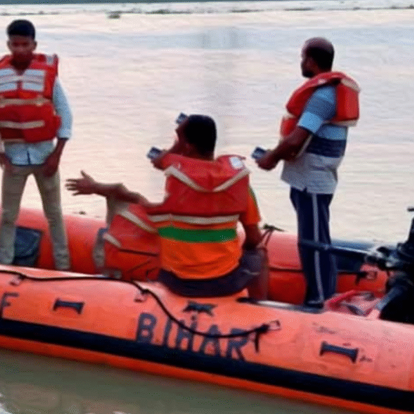 दानापुर में गंगा नदी में नाव से गिरकर…