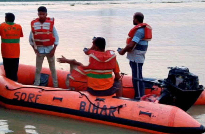 दानापुर में गंगा नदी में नाव से गिरकर युवक की मौत: मोबाइल देखते समय बिगड़ा संतुलन, SDRF कर रही तलाश