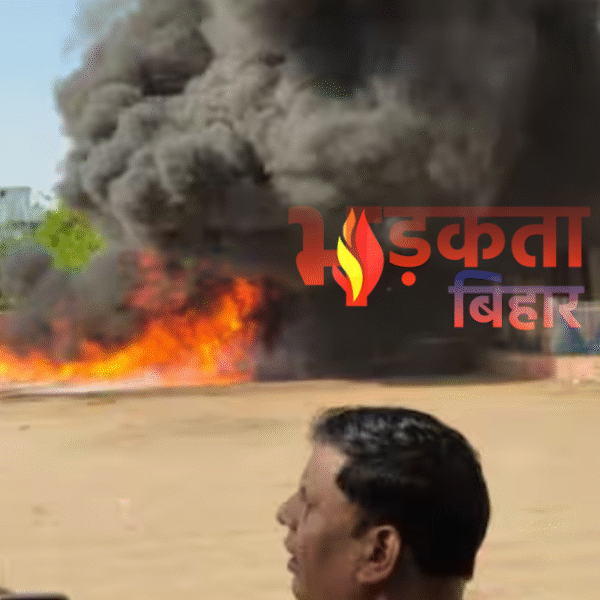 सीतामढ़ी रेलवे स्टेशन परिसर में भीषण आग, घंटों…