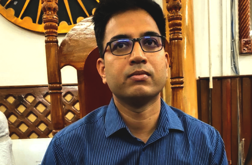 मोतीहारी: मतदान केंद्र पर मिली VVPAT पर्चियों की भारी लापरवाही, डीएम ने चार कर्मी निलंबित किए