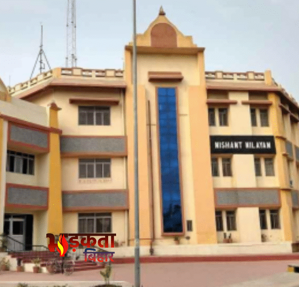 पटना के चाणक्य लॉ कॉलेज हॉस्टल में LLM…