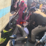 बेगूसराय स्टेशन पर बड़ा हादसा टला: चलती ट्रेन में चढ़ते समय गिरा यात्री, आरपीएफ ने बचाई जान