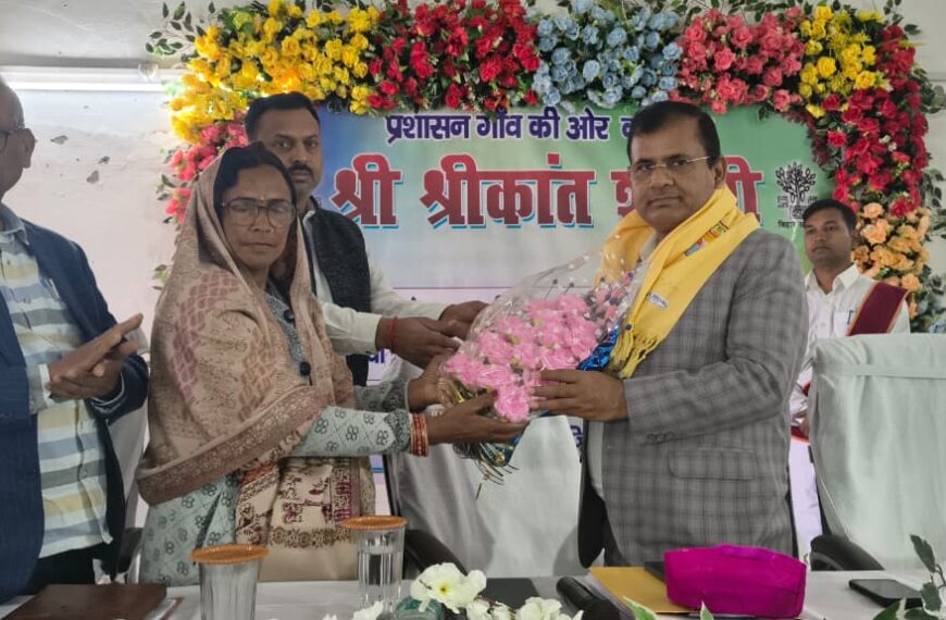 प्रशासन गांव की ओर कार्यक्रम के तहत डीएम ने किया खोदावंदपुर प्रखंड कार्यालय का निरीक्षण, जनसुनवाई में सुनीं समस्याएं