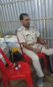 बेगूसराय में वर्दीधारी चौकीदार का गांजा पीते वीडियो&hellip;