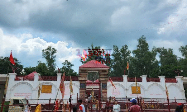 थावे मंदिर के बाहर प्रसाद को लेकर बवाल:…