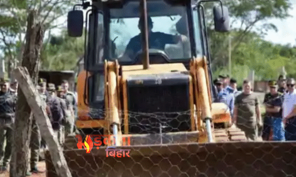 Bihar Police Operation: पूर्वी चंपारण में कुर्की महाअभियान…