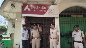 बेगूसराय में दिनदहाड़े एक्सिस बैंक में लूट, हथियार&hellip;