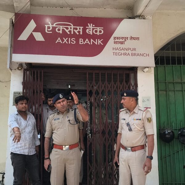 बेगूसराय में दिनदहाड़े एक्सिस बैंक में लूट, हथियार…