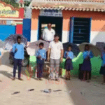 Bihar School News: जय जय राम यादव की अनोखी पहल, भीषण गर्मी में बच्चों को बांटे छाते