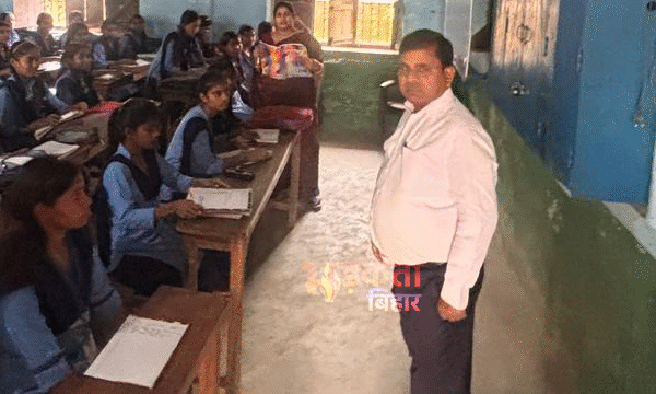 बेगूसराय DM श्रीकांत शास्त्री का नावकोठी में स्कूलों&hellip;