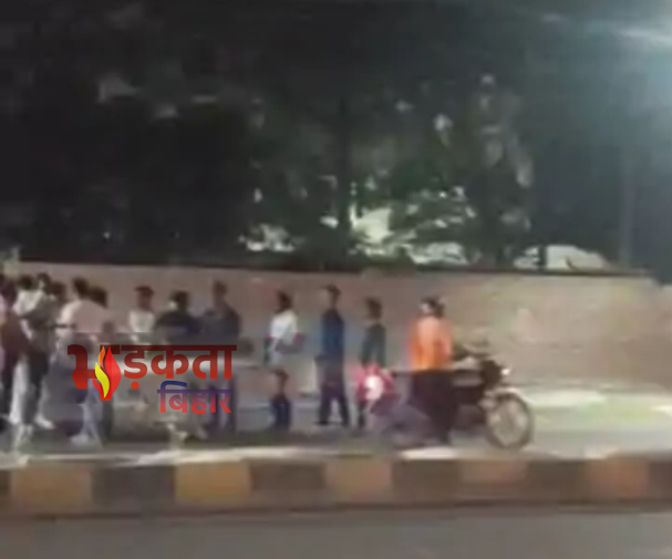 मुजफ्फरपुर में दिनदहाड़े गुंडागर्दी: ‘प्रोटेक्शन गैंग’ ने युवक को घेरकर बेरहमी से पीटा, वीडियो वायरल