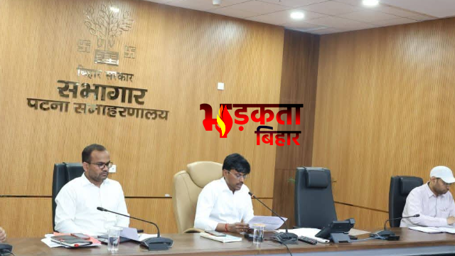 Patna News: शिकायतों में लापरवाही पर DM का सख्त एक्शन, 126 मामलों में जुर्माना, 25 अफसरों पर कार्रवाई