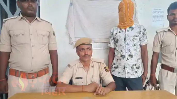 Khagaria News: परिजनों को गोली मारने की धमकी दे रहा था युवक, घर से लोडेड कट्टा और कारतूस बरामद, गिरफ्तार